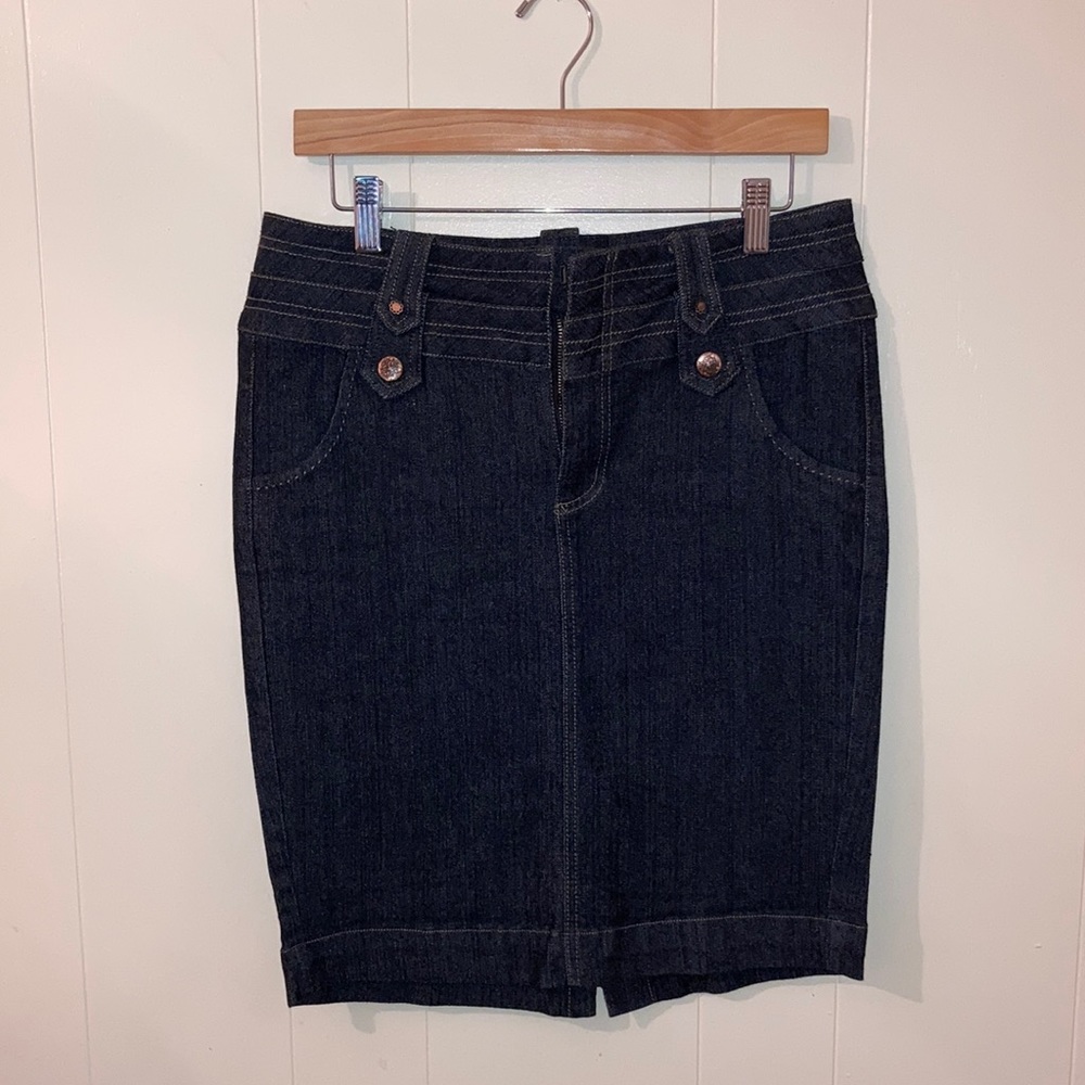 Dark rinse denim skirt